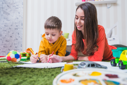 Maestra enseñando a niño