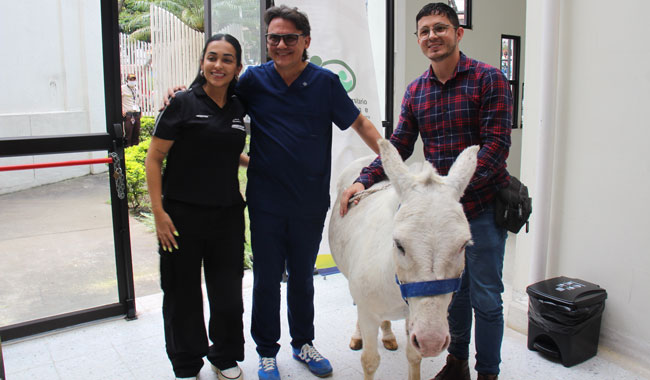 Personal del Hospital Universitario San Jorge en Pereira, junto a Quirón y el Coordinador del programa de Psicología en UNIMINUTO Pereira