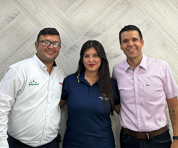 estudiantes Kelly Johanna Cañizares y Christian Alberto Gutiérrez junto con el profesor José Fernando Meneses del programa de Administración de Empresas de UNIMINUTO Centro Universitario Cúcuta