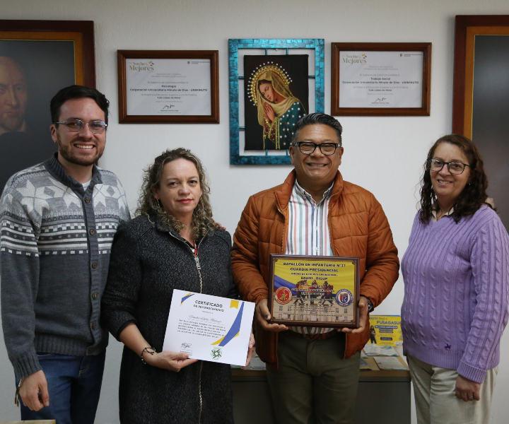 El director del Centro Universitario Soacha recibe el reconocimiento.