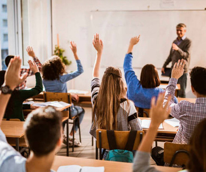 Docente dictando clase en un aula