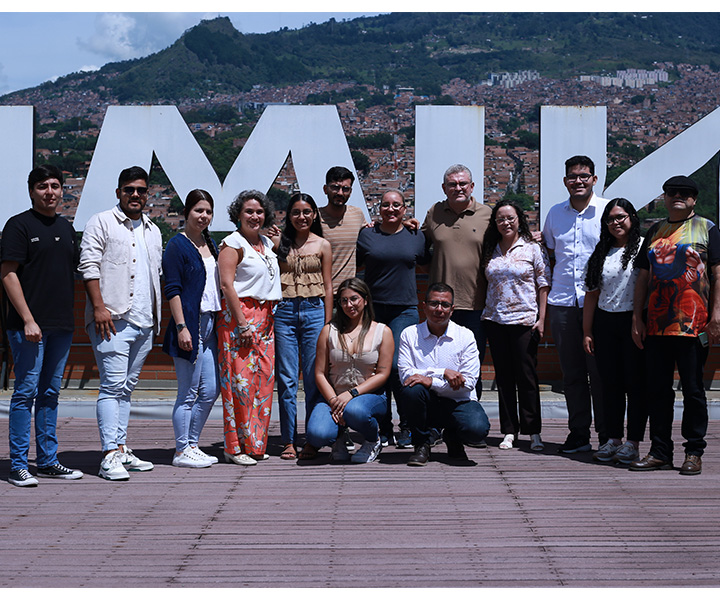 Estudiantes del programa Delfín junto a los directivos de UNIMINUTO en el campus.