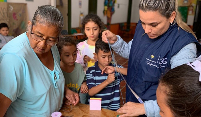 Estudiante UNIMINUTO liderando una actividad en su inmersión social.