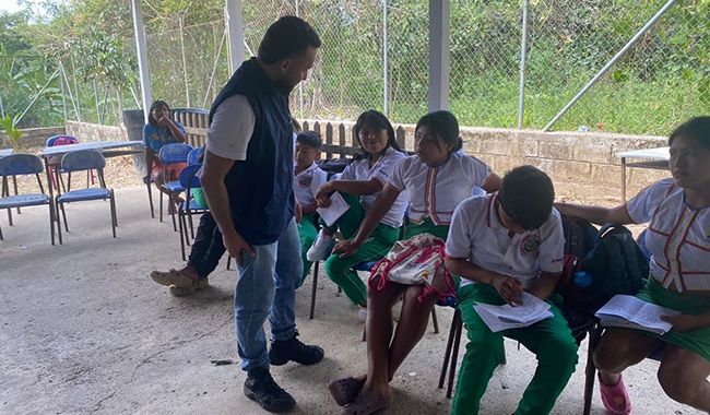 Estudiante UNIMINUTO desarrollando actividades con la población en inmersión social.