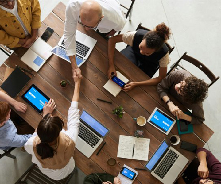 Investigadores reunidos en una mesa estudiando. 