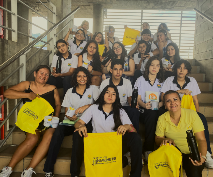 Estudiantes de la escuela de liderazgo sentados 