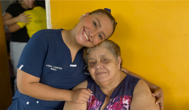 Estudiante Voluntario UNIMINUTO con adulto mayor