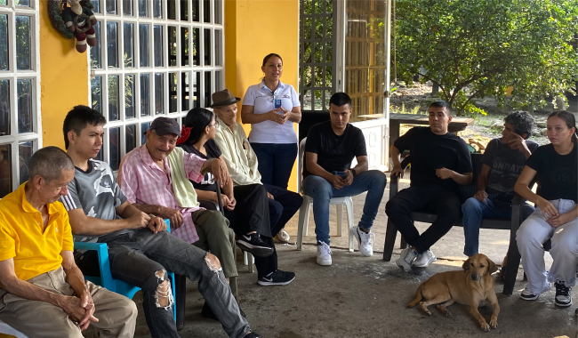 Estudiantes Voluntarios UNIMINUTO con adultos mayores