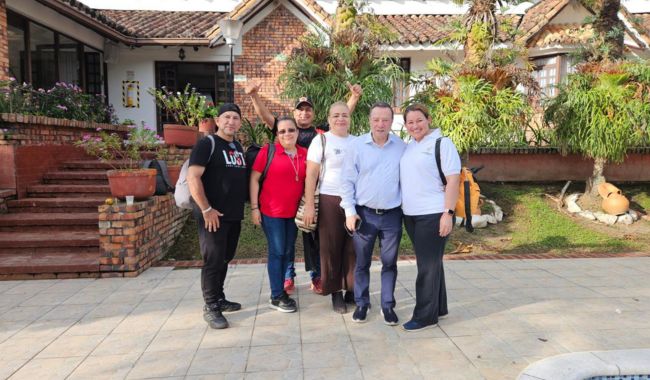 De izquierda a derecha: Docentes José Leonard Rodríguez, Idis Duarte, Diego Edison Quiroga, Jaidi Jara, coordinadora de Administración Financiera y Contaduría Pública; Jairo Enrique Cortés, rector de UNIMINUTO Cundinamarca y Mariela Trujillo, docente. 