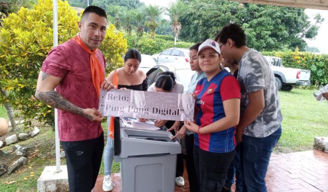 De izquierda a derecha: Docente José Gregorio Fonseca acompañando a los estudiantes durante la actividad. 