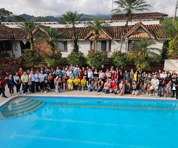 Estudiantes y docentes de Contaduría Pública y Administración Financiera en el cierre de la jornada del picnic académico. 