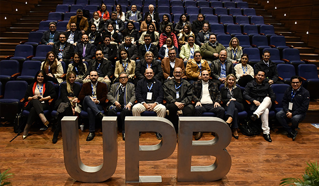 Decano de la Facultad de Ciencias Económicas y Administrativas con demás participantes del encuentro de CLADEA