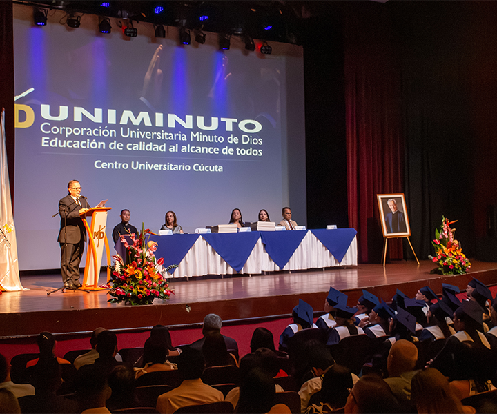 Rector Oriente dirigiendo su discurso durante la ceremonia