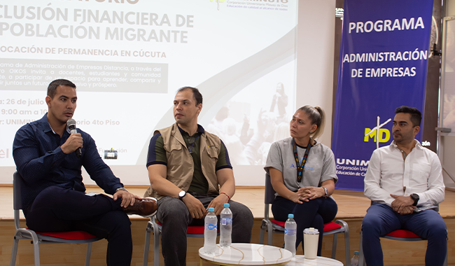 Ponentes del conversatorio sentados De derecha a izquierda: Benlewis Gavira Rendón, gerente de la panadería y pastelería La Gran Cosecha; Andrés Sebastián Gamboa Aldana, coordinador en Fundación CAPITAL; Magreth Carolina Gutierrez Vargas, CEO de Aavance; Cesar Contreras, gerente comercial de Constructora Yadel.