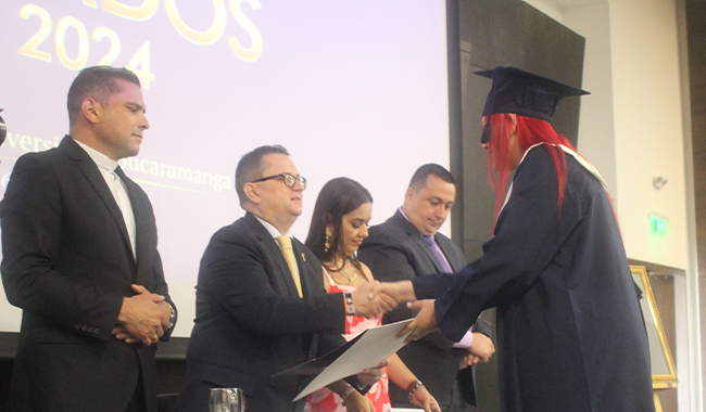 Entrega de diploma por parte del Rector Oriente