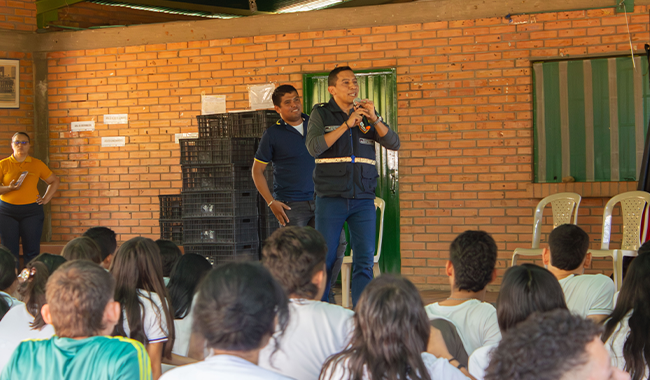 Voluntario del cuerpo de Bomberos realizan un taller en primeros auxilios