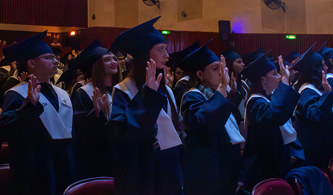 Graduandos realizando acto de juramento