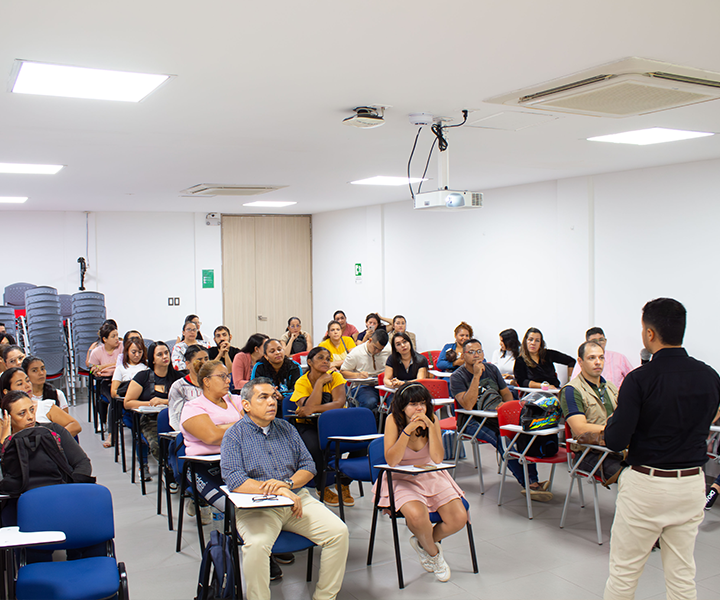 Profesor  Harnol Cáceres realizando su intervención y abriendo el conversatorio