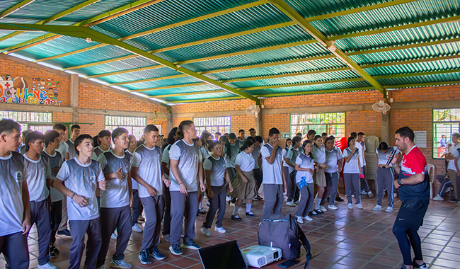 Recreador de COMFANORTE realizando actividad musicalizada 