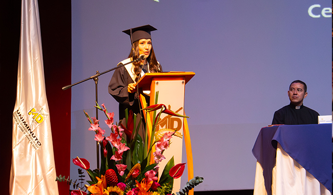 Graduanda dirigiendo unas palabras durante la ceremonia