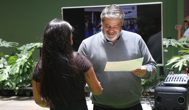 Director de Asuntos Globales Bogotá entregando reconocimiento a estudiante del programa Delfín