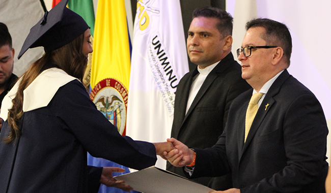 Entrega de diploma por parte del Rector Oriente