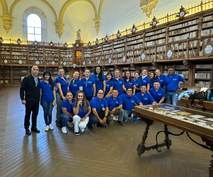 Grupo de estudiantes realizando su opción de grado en España