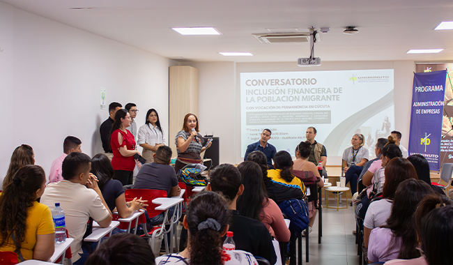 Directora Fabiola García-Herreros realizando su intervención