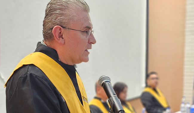 Vicerrector académico de UNIMINUTO dando su discurso en ceremonia. 