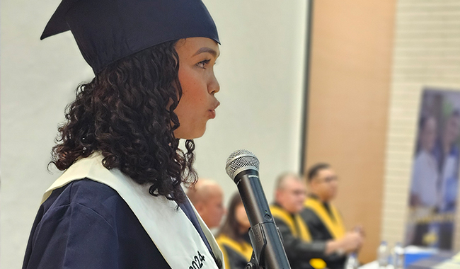 Estudiante dando su discurso de grados.