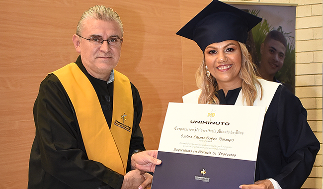 Graduanda recibiendo su diploma profesional. 