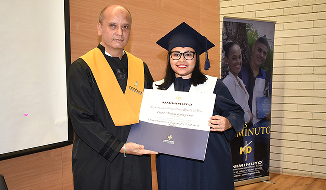 Graduanda recibiendo su diploma profesional. 