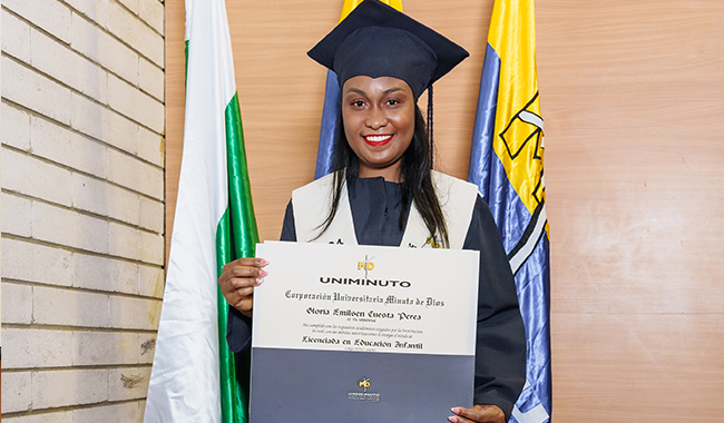 Graduanda posando con su diploma profesional. 