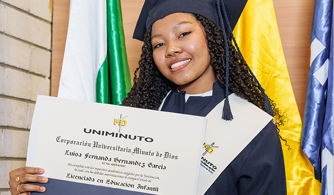 Graduanda posando con su diploma profesional. 