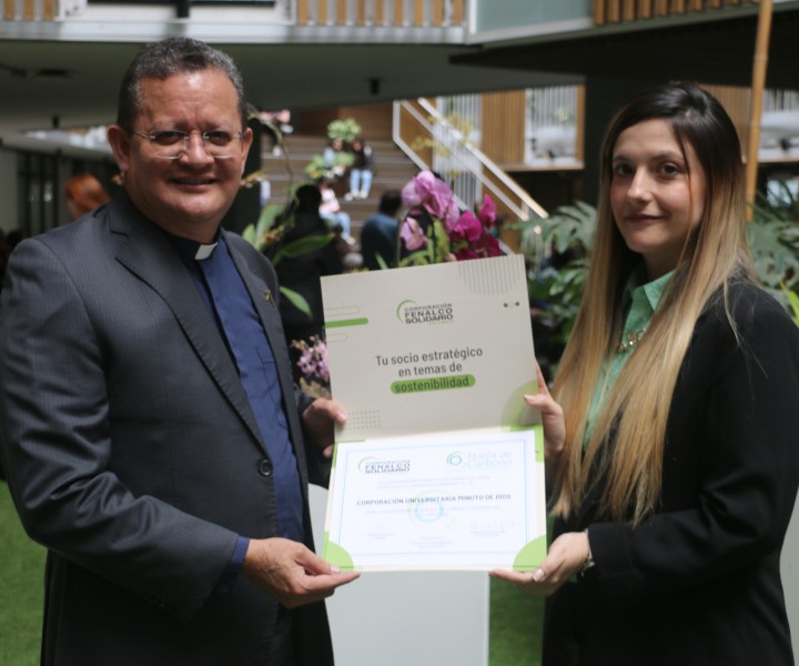 Rector de UNIMINUTO recibiendo reconocimiento de fenalco solidario