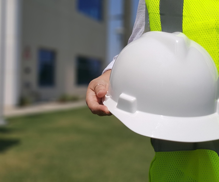 Ingeniero con casco en la mano