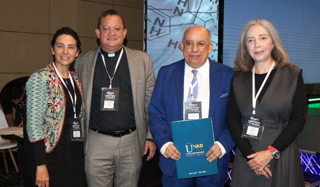 Padre Harold Castilla Devoz, cjm, con panelistas participantes del foro