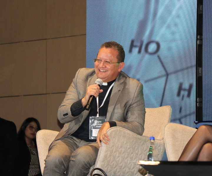 padre harold castilla en foro sobre educación