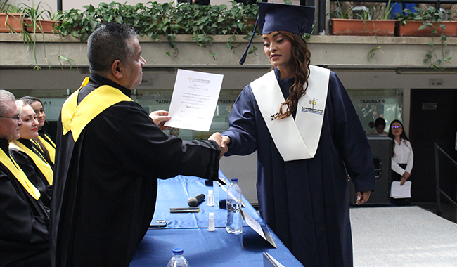 Graduanda UNIMINUTO recibiendo su distinción como grado de honor. 