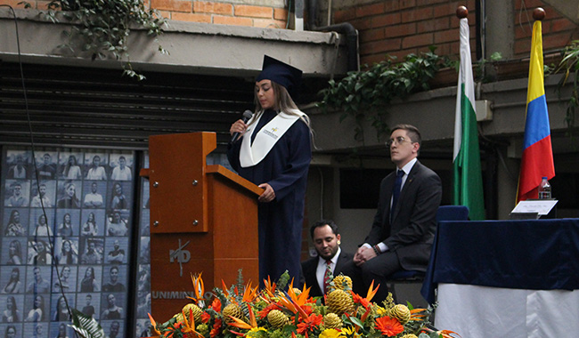 Graduanda dando su discurso en ceremonia de grados. 