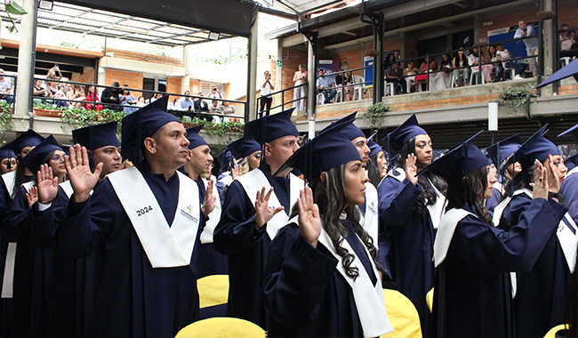 Graduandos UNIMINUTO hicieron su promesa profesional con la mano derecha. 