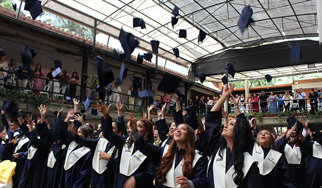 Graduandos de UNIMINUTO lanzaron sus birretes al aire. 