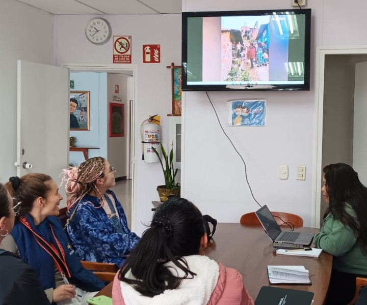 Personas viendo una presentación