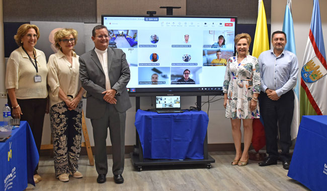 Rector General de UNIMINUTO, Padre Harold Castilla Devoz, en compañía de miembros del Concejo Superior y colaboradores de la Rectoría Centro Occidente.