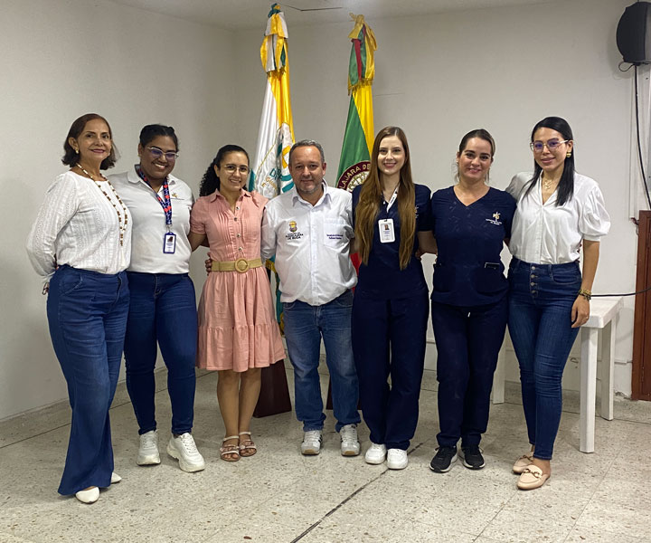 Personal de la Alcaldía Municipal de Gudalajara de Buga, en compañía de equipo docente y estudiantil participantes del proyecto de Aulas Hospitalarias