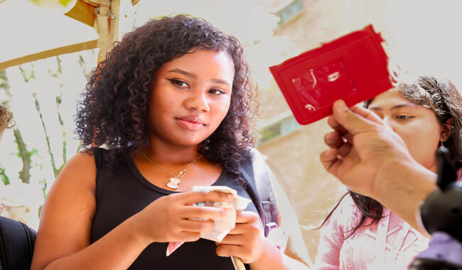 Estudiante en feria del emprendimiento