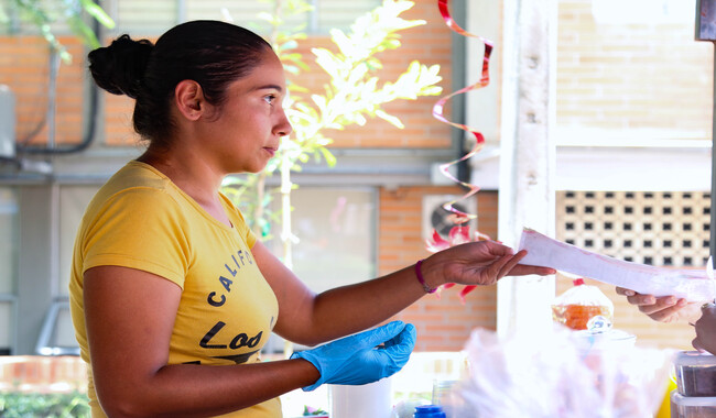 Emprendedora en la feria del emprendimiento 