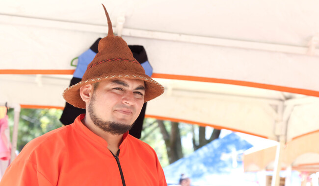 Emprendedor en la feria del emprendimiento