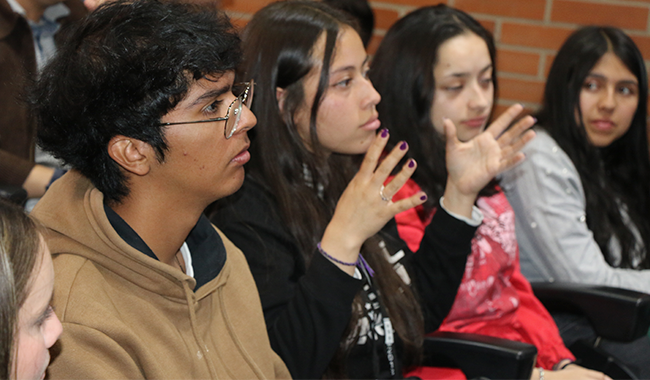 Estudiantes participando en la Bienal