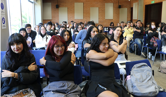 Estudiantes en el cierre de la Bienal 